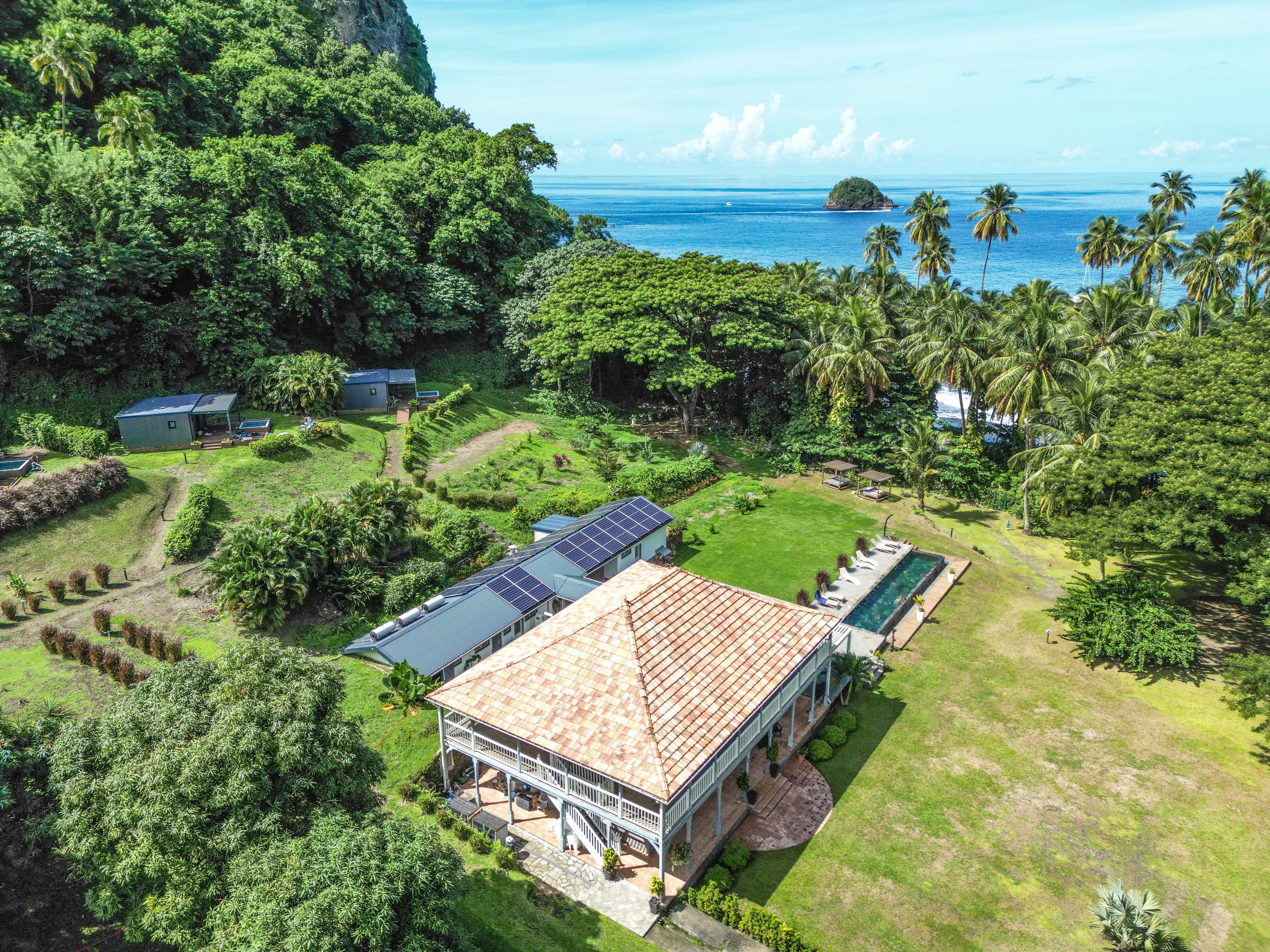 Vue extérieure de l'Habitation Anse Couleuvre au Prêcheur, Martinique